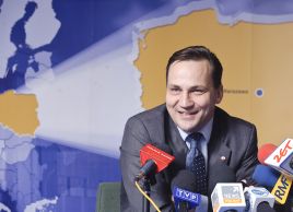 Szef MSZ Radosław Sikorski (fot. PAP/Wiktor Dąbkowski)