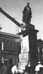 17 listopada 1989 roku zdemontowano pomnik Feliksa Dzierżyńskiego w Warszawie (fot. arch. PAP/CAF)