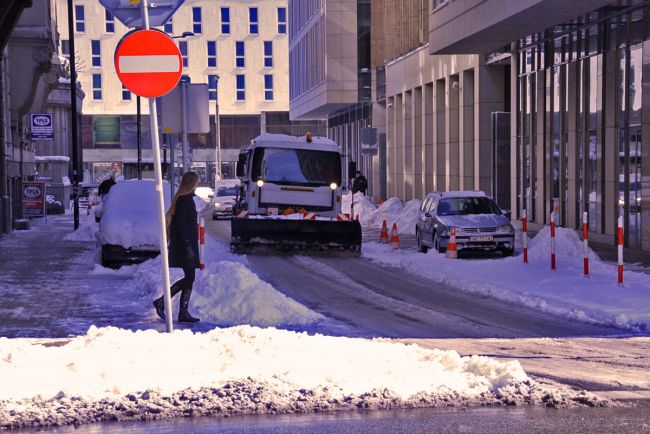 Główne ulice są już czarne, ale po bocznych jeszcze chwilę temu można było jeździć saniami (fot.Mikołaj Handzlik)