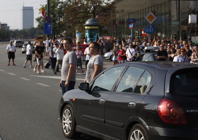 Punktualnie o 17. , w godzinę „W"  w stolicy rozległ się dźwięk syren i kościelnych dzwonów  (fot. PAP/Grzegorz Jakubowski)