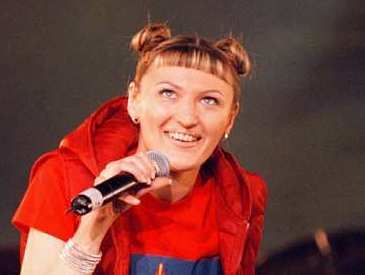 1999 - Reni wprowadziła na polskie ulice różki vel ślimaczki  z włosów (fot. arch. PAP/Romek Koszowski)