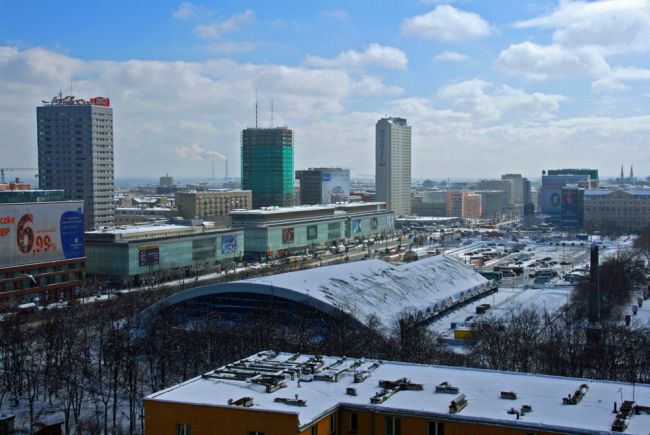 Słońce szybko radzi sobie ze śniegiem, Warszawa jest już bardziej szara niż biała (fot. Mikołaj Handzlik)