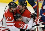 Ryan Getzlaf w objęciach kolegów z drużyny (fot. PAP/EPA)
