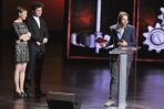 Nagrodę w kategorii teatr, Krzysztof Garbaczewski otrzymał z rąk dziennikarki Anety Kyzioł  i Grzegorza Jarzyny (fot. J.Bogacz)