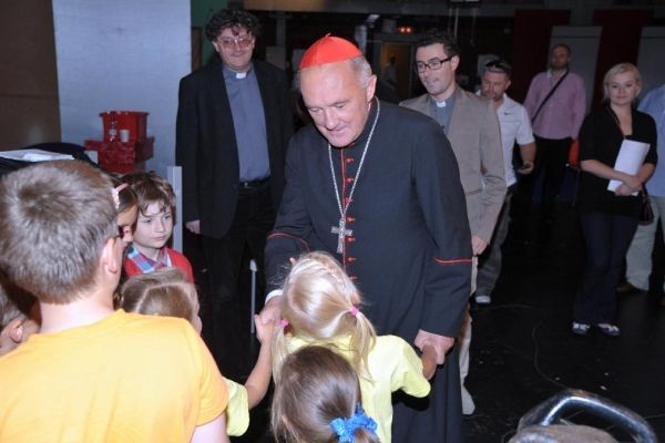 Małych prowadzących na planie „Ziarna” odwiedził kard. Kazimierz Nycz, metropolita warszawski (fot. Jan Bogacz/TVP)
