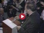 Lech Wałęsa przy urnie