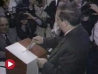 Lech Wałęsa przy urnie - 942d3aab3f969357c62cb32a78912d141243611403629.jpg
