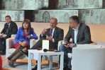 Justyna Dobrosz-Oracz, poseł Sławomir Neumann i Paweł Nastula konsultowali odpowiedzi (fot. Jan Bogacz/TVP)
