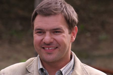 Adam Zalewski, niegdyś wychowanek domu dziecka, dziś wpływowy biznesmen (Tomasz Karolak) (fot. Justyna Golaszewska)