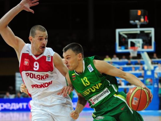 Litwin Sarunas Jasikevicius i Polak Paweł Leończyk podczas EuroBasket 2011 (fot. PAP)