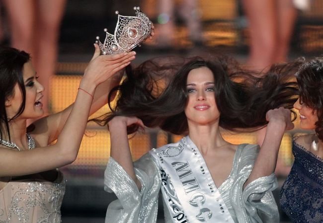 Pełna uroku Irina Antonienko podbiła serca jury (fot. PAP/EPA/MAXIM SHIPENKOV )