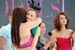 Pierwsi z gratulacjami popędzili jurorzy (fot. TVP/Jan Bogacz)