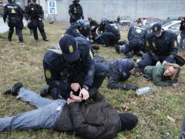 Aktywiści z całego świata organizują manifestacje za i przeciw konferencji (fot. PAP/EPA/CLAUS BECH DENMARK)