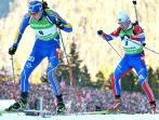 Iwan Czerezow (P) goni na trasie w Ruhpolding Bjoerna Ferry'ego (fot.PAP/EPA)