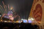 W Warszawie sztuczne ognie rozbłysły nad Pałacem Kultury, z zachwytem oglądały je tysiące osób (fot. J. Bogacz/TVP)