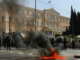 Demonstranci obrzucili policję kamieniai i butelkami z koktajlem Mołotowa