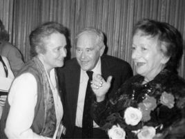 Małgorzata Baranowska z Wisławą Szymborską w 1996 roku (fot. wikimedia commons)