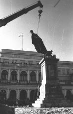 Monument stał na placu Bankowym, dawnym placu Dzierżyńskiego (fot. arch. PAP/CAF)
