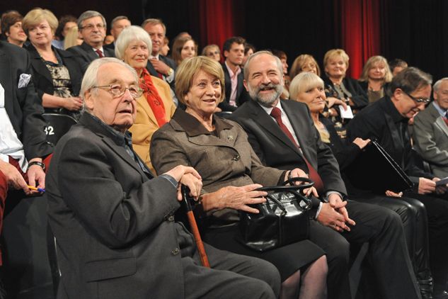 Andrzej Wajda i Barbara Borys-Damięcka przed laty reżyserowali spektakle na żywo (fot. Ireneusz Sobieszczuk/TVP)
