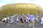 Gdańszczanie i turyści podziwiają stadion PGE Arena Gdańsk podczas dnia otwartego (fot. PAP/EPA)