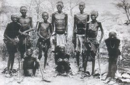 Członkowie plemienia Herero ocalali z niemieckiego ludobójstwa (Fot. Wikipedia)