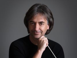 Orkiestrę Sinfonia Iuventus poprowadzi dyrygent Mariusz Smolij (fot. Evin Thayer)