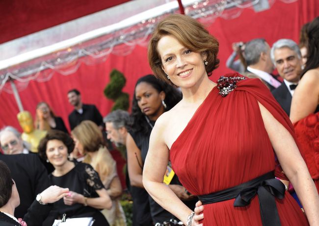 Amerykanka Sigourney Weaver w czerwieni (fot. PAP/EPA/ANDREW GOMBERT