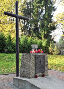 Pomnik ku czci ofiar mordów UPA na Wołyniu, stojący na Cmentarzu Wojskowym w Przemyślu (fot. PAP/D.Delmanowicz)