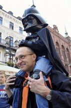 Z okazji 30 rocznicy premiery pierwszego filmu z serii „Gwiezdne wojny” w 2009 r. zlot fanów odbył się w Toruniu (fot. PAP)