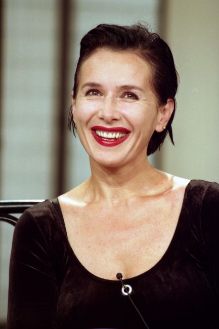 1993 - zaczyna się nowa era dla Kory: czarne włosy i czerwone usta (fot. TVP)
