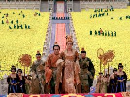 Zhang Yimou silniejszy akcent położył na scenariusz, obfitujący w ludzkie dramaty i polityczne intrygi (fot. PAT)