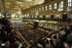 Mieszkańcy Wiednia udają się na coroczny poranny koncert do filharmonii (fot. PAP/EPA)