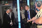 ...i Jarosław Kaczyński wkraczają do telewizyjnego studia (fot. TVP/I. Sobieszczuk)