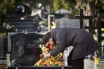 W sobote i niedzielę wiele osób sprzątało groby przed poniedziałkowym świętem (Fot. Wojiceh Pacewicz/PAP)