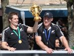 Kapitan Nowej Zelandii Richie McCaw (L) i Brad Thorne (fot. PAP/EPA)
