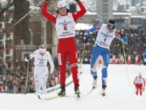 Marit Bjoergen (nr 6) na mecie czwartkowego sprintu (fot.PAP/EPA)