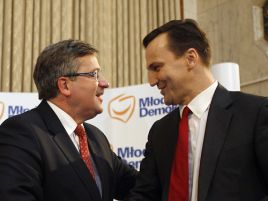 Minister SZ Radosław Sikorski (L) i marszałek Sejmu Bronisław Komorowski (P) u "Młodych Demokratów"