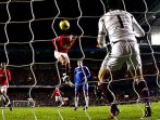 Javier Hernandez doprowadza do remisu (fot. PAP/EPA)