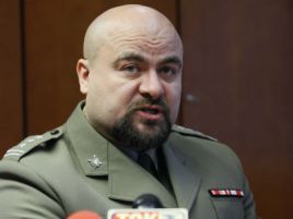 Płk Mikołaj Przybył podczas konferencji prasowej przed postrzeleniem się (fot. Marek Zakrzewski/PAP)