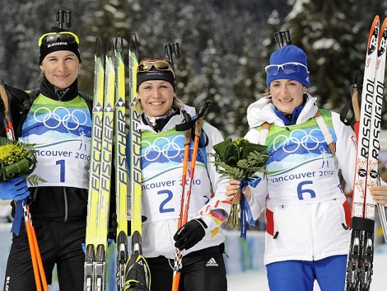 Najlepsze biathlonistki w biegu pościgowym - Magdalena Neuner, Anastasija Kuzmina i Marie Laure Brunet (fot. PAP/EPA)