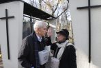Kwesty na ratowanie unikalnych pomników nagrobnych należą już do świątecznego rytuału (Fot. Bartłomiej Zborowski/PAP)