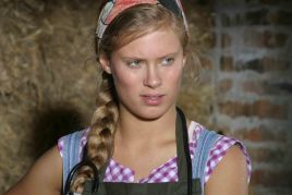 Czy eteryczna blondynka poradzi sobie w wiejskich realiach? Na zdj. - Julia Pietrucha jako Sylwia (fot. Z. Drużbicki)