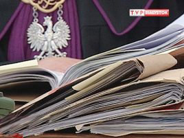 Odczytywanie aktu oskarżenia liczy kilkaset stron
