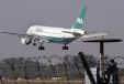 Samolot linii Pakistan International Airlines na kilka minut przed planowanym lądowaniem został skierowany pod
eskortą brytyjskich myśliwców na podlondyńskie lotnisko Stansted (fot. PAP/EPA/Olivier Matthys)