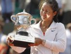 Na Li z okazałym pucharem za zwycięstwo we French Open (fot.PAP/EPA)