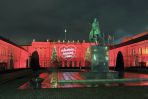 Z okazji XX finału WOŚP na fasadzie Pałacu Prezydenckiego rozbłysło logo Orkiestry (fot. Jan Bogacz/TVP)