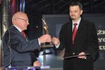 Marian Zalewski z Zarządu TVP S.A. wręcza nagrodę Tomaszowi Sikorskiemu (fot. Ireneusz Sobieszczuk/TVP)