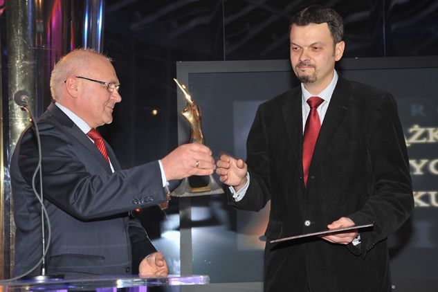Marian Zalewski z Zarządu TVP S.A. wręcza nagrodę Tomaszowi Sikorskiemu (fot. Ireneusz Sobieszczuk/TVP)