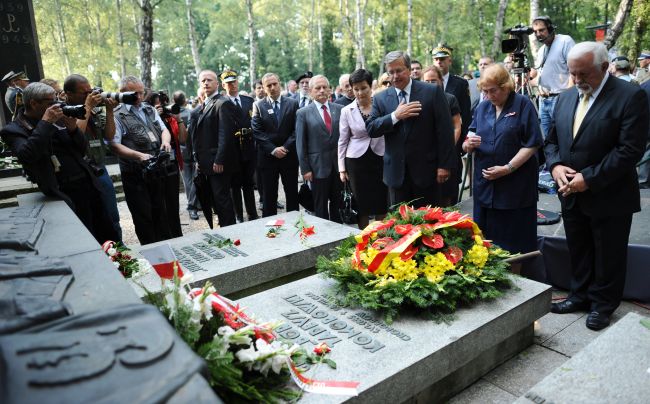 Prezydent elekt Bronisław Komorowski z rodziną złożyli wieniec na grobie gen. Tadeusza Bora-Komorowskiego (fot. PAP)