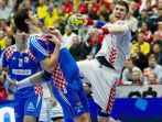 Piotr Grabarczyk atakuje chorwacką bramkę (fot.PAP/EPA)